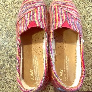 TOMS slip on
